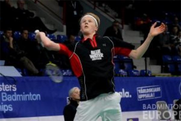 而是鼓励她 而是鼓励她